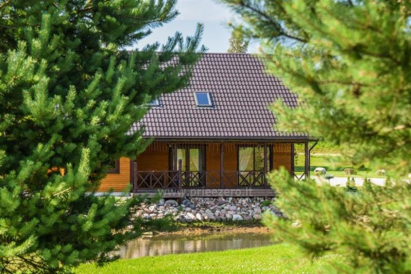 Viensēta Irvita in Plunges jomā ar banketu zāli, pirti, guļamistabām, mājiņām