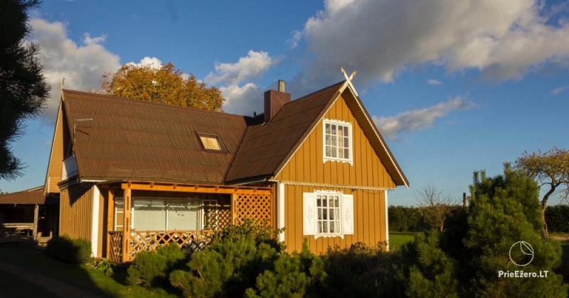 Lauku māja Liolingos netālu no dīķa Raseinių reģionā, Lietuvā