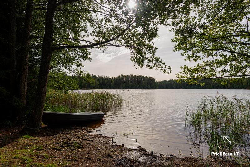 Lauku sēta pie ezera Pageluvio takas - - pirts, kubls, banketu zāle