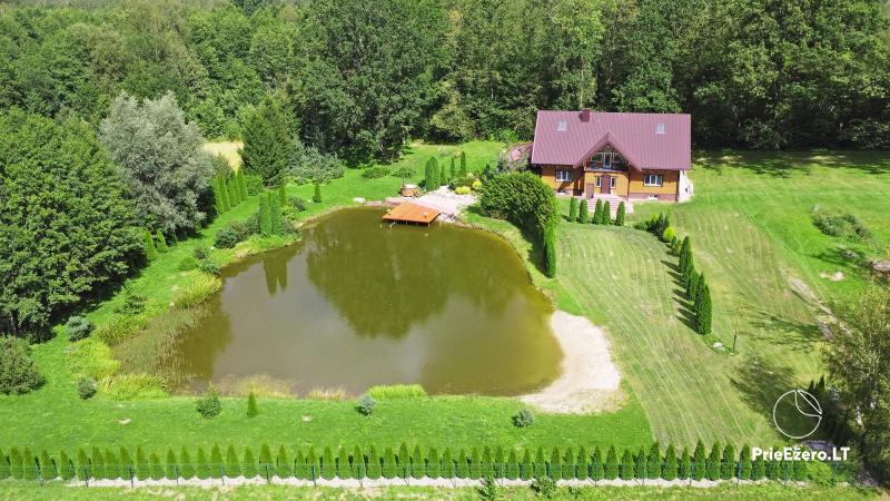 Izīrē viensētu Jolanta's pie dīķa