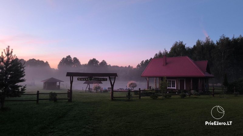 Izīrē Šreka sētu.