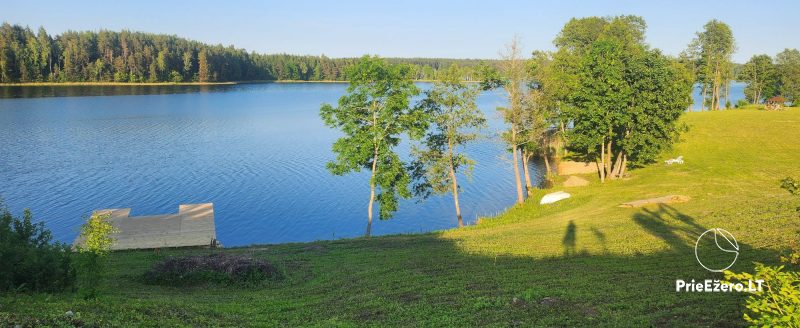 Pakirniai kempings Atvejas ezera krastā: SUP dēļi, pirts, burbuļvanna, kemperi, teltis.