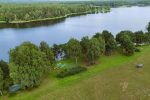 Pakirniai kempings ezera krastā: SUP dēļi, pirts, burbuļvanna, kemperi, teltis.