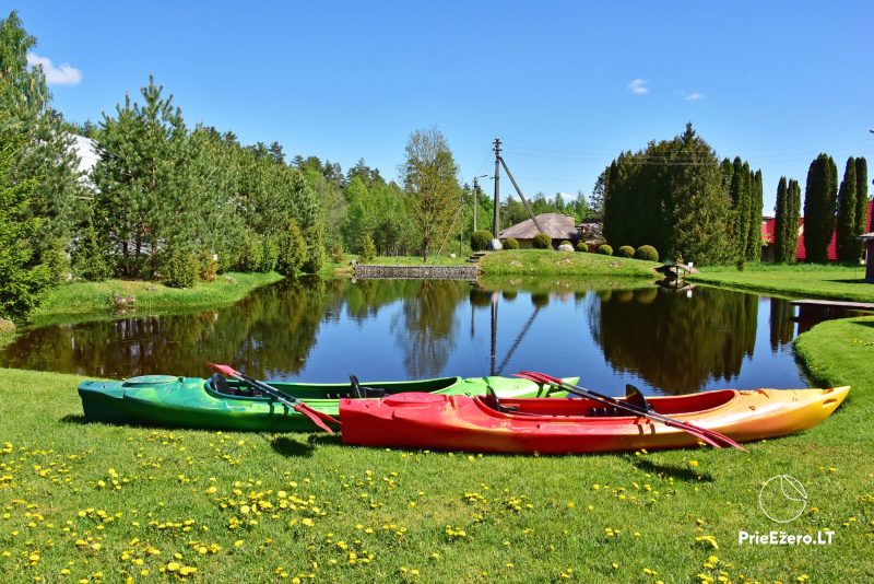 Kajaks noma, kajaks braucieni Lietuva upe Sventoji Lauku seta Anyksciai reģionā Senoji sodyba