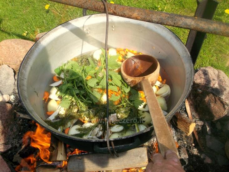 Izglītības zivju zupa cooking programma sētā Gaidelių sodyba