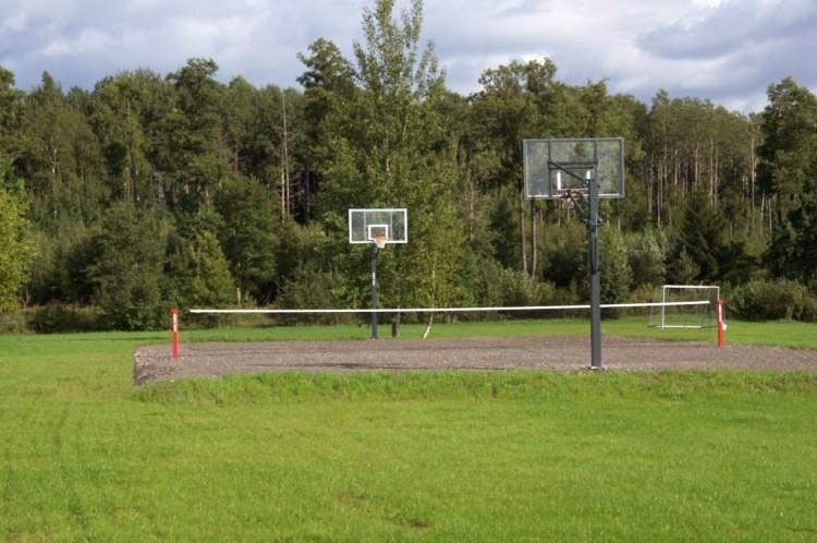 Basketbola, volejbola, futbola laukums lauku mājā Zinenai