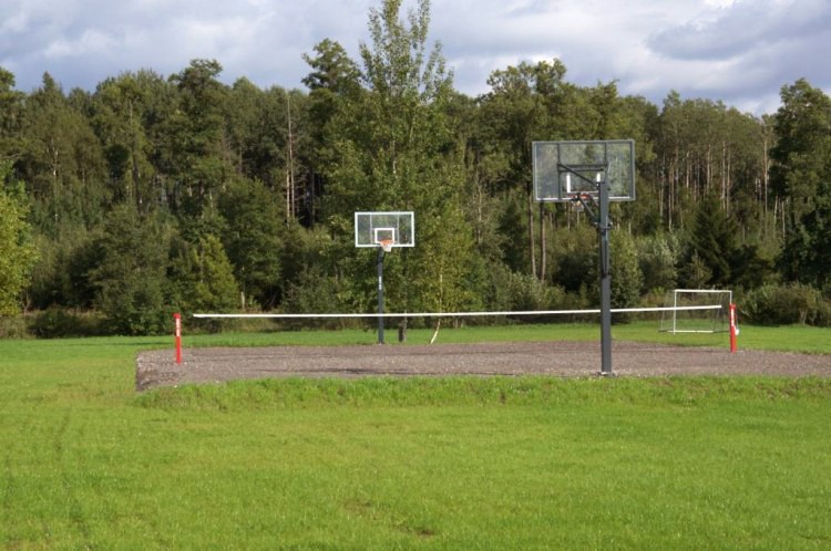 Basketbola, volejbola, futbola laukums lauku mājā Zinenai - 1