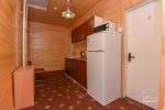 3 divvietīgas un 1 trīsvietīgas istabas ar dušām, WC un balkoniem; 2 virtuves viesu ērtībām - 5