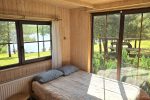 Māja 2 cilvēkiem ar terasi un skatu uz ezeru. Cena par diennakti par mājiņu 60–80 €. - 2