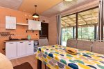Četru guļamistabu māja 8 personām ar terasi un skatu uz ezeru. Mājiņas cena diennaktī ir 130–200 €. - 4