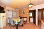 Četru guļamistabu māja 8 personām ar terasi un skatu uz ezeru. Mājiņas cena diennaktī ir 130–200 €. - 5