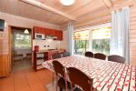 Māja ar 10 gultas, 5 guļamistabām un terasi. Cena par mājiņu dienā 130–200 €. - 4