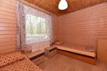 Māja ar 10 gultas, 5 guļamistabām un terasi. Cena par mājiņu dienā 130–200 €. - 5